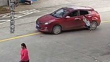 男孩拽爸爸车门把手误被拖行。起来后的一句话让人心疼：“爸爸不要怪我，不要怪我！”