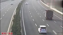 男子驾车高速路上连续变道逆行，结果。。。。。