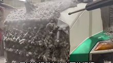 结了冰的大货车，被高压水枪冲刷的过程看着真解压