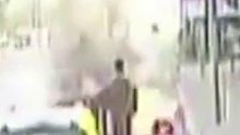 惊险！男子浑身着火，公交司机抱灭火器救人