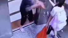 老人因电梯门关太快被夹，竟掌掴无辜小女孩