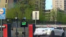白色轿车“骗”开停车杆后，又原路把车倒了回去