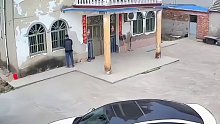 男子走出家门十几秒后，墙体突然剥落