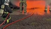 致敬！消防员救火现场直面爆燃岿然不动，隔着屏幕都感觉到惊险