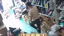 男子拿快递时wx女生，被女生发现后狡辩称是不小心碰到的