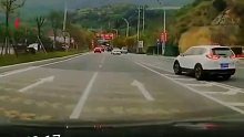 白车这连续变道也是服了