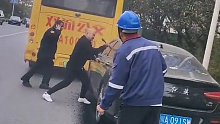 男子开车突然失去意识后，连撞多车被公交车拦停，车辆冒烟众人砸车救人
