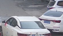 实习司机错把油门当刹车，直接把车开进路边的店铺。
