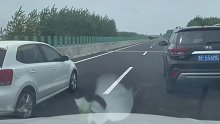 非驾驶室视角：高速里面长时间低速并排行驶，这种操作他们居然不觉得危险