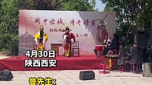 虽然台下无一人听戏，可台上两位演员仍一丝不苟认真演出