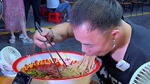 简直不敢相信！1分钟就把5两爆辣螺蛳粉给吃完了？