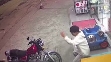 男子坐在便利店门口遇摩托车“偷袭”，幸好反应快躲过一劫