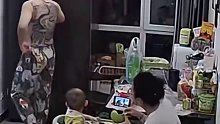 爸爸正在逗吃饭孩子玩乐，没成想直接一个大逼兜