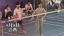大学羽毛球赛男女混合双打，看看什么是王牌队友！网友：别说她菜 没她这场开不了
