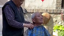 男子记录下奶奶给爷爷理发的有趣一幕。专业的服务和手法，但没有一件工具是和理发有关。