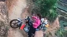 这样的山路骑摩托车，看得心惊胆战。