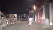 凌晨遇外卖小哥S形骑车，得知原因后女子一路减速跟行，给他照亮回家的路