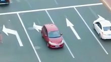 红色小车左转弯一个不小心，转到别车道上去了！