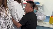 别看大哥长得壮，抽血的时候还得往怀里钻。网友：你们在笑别人胆小，却不知人家还有个老婆抱抱