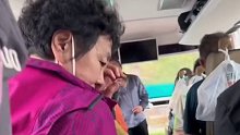 一位阿姨在黄鹤楼附近走丢了，带队导游找了四个小时才找到，直接把导游大姐吓哭
