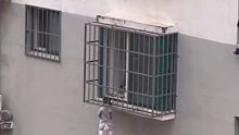 揪心！婴儿的头被卡在防盗窗上，身体悬空，好心邻居托举救下小孩