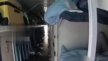 一女乘客熟睡中遭人摸腿，惊醒后发现一男子往隔壁车厢逃跑