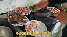 馋嘴行者犯酒瘾在塘边喝酒，下酒菜是排骨猪肠花生米，