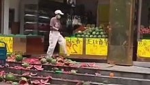 女子因为矛盾把水果店的西瓜都摔在地上