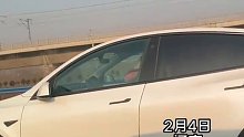 高速上遇“自动驾驶”特斯拉，男子在驾驶座上睡觉