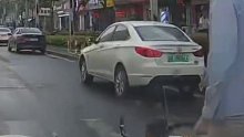 斑马线上，上海一男子推自行车撞汽车……这多少有点恶人气质！
