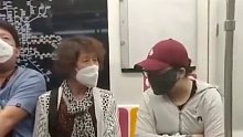 北京大妞怒怼东北大妈：你俩腿中间比人多长什么了？挤什么挤呀。近日北京地铁