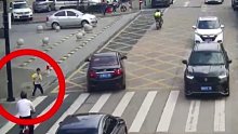 男孩“鬼探头”式过马路被撞
