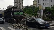 惊险瞬间！货车急刹超长竹子飞进前车！