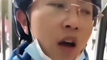 外卖小哥欲进入商场购物，却因身着外卖服而被保安拒之门外