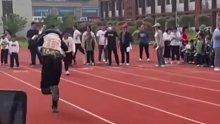 运动会爸爸们花式背孩子接力跑！