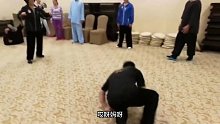 女版江湖大师秀功夫，群演卖力每次都摔倒