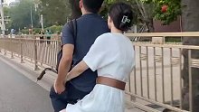 男子骑着自行车载女友，这个画面感觉似乎比坐宝马还浪