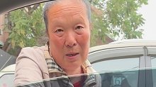 停车时大妈来收钱 要看收费手续遭辱骂 “你不是缺钱是缺心眼”