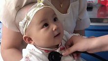 萌娃做体检，突然朝医生抛媚眼，可爱到瞬间被萌化