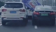 行车记录仪视角：白车和黑车齐头并进，后方车辆预测他俩会发生碰撞……车品就是人品果然一对卧龙凤雏