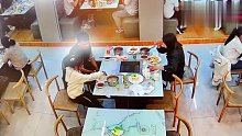 一家人出去吃火锅，男子有说有笑，女子突然发飙……