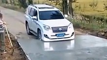 村道修路，让他绕道非要从这里过，知道后悔了吧？？？？