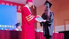 高校学位授予仪式，男孩突然上台，教授秒懂