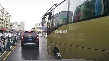 行车记录仪视角：遇到这种插队的司机，确实气不打一处来