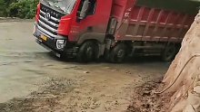 爬坡王也无能为力呀，这种泥湿路段