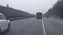 高速路上突遇路障和事故！视频车神走位完美闪避！