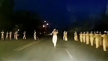 男子着急回家看望突发疾病的老人，路上却遭遇“暴走团”嚣张拦路