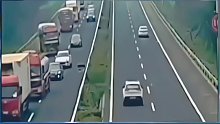 大货车车流中刹车失灵，生死瞬间，终究一个人抗下了所有！