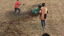 拖拉机：不要碰我，我自己就可以犁完…