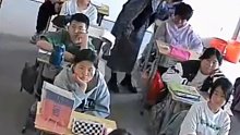 老师发现一位刚失去父亲的同学，偷偷趴在桌上哭，于是上前给她一个拥抱……